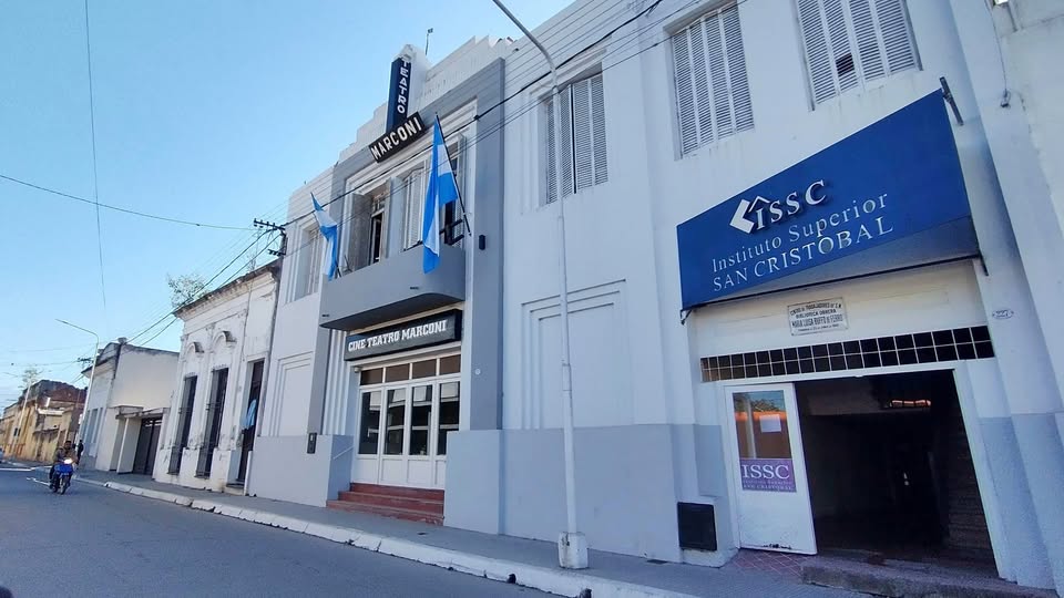 Estudiantes del Instituto Superior San Cristóbal en un ambiente educativo moderno